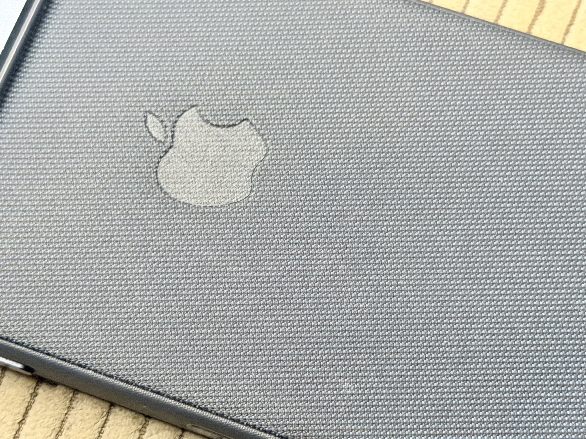 ケースの織り目の質感がわかるクローズアップ